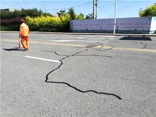 山東道路養護現場使用施工效率高的嘉格公路貼縫帶修補道路裂縫