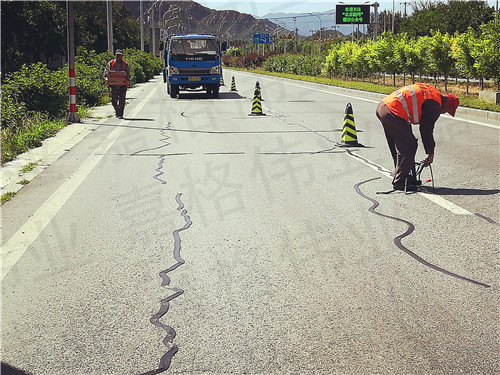 道路路面貼縫帶，一種比灌縫材料綜合成本更低的裂縫修補材料